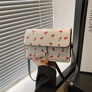 Borsa a tracolla quadrata in pelle bianca con stampa ciliegie e ciondolo dorato