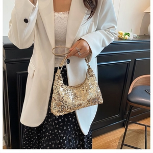 Sac croissant à paillettes dorées assorti à un blazer blanc et une robe à fleurs
