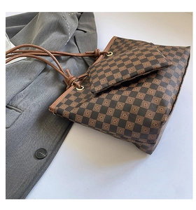Dettaglio della borsa shopper a scacchi con stampa floreale e pochette coordinata