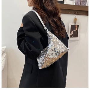 Détail du sac hobo à paillettes argentées montrant la texture métallique et la bandoulière