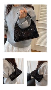 Vues détaillées d'un sac à bandoulière à paillettes noires avec finition brillante et boucles