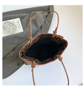 Vista dall'alto della spaziosa borsa shopper a scacchi con tasca interna e manici annodati