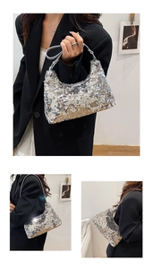 Détails du sac croissant à paillettes argentées avec bandoulière métallique