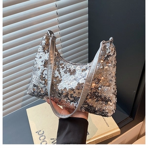 Gros plan du sac hobo à paillettes argentées montrant les détails scintillants et la sangle