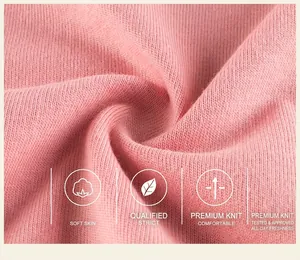 Gros plan sur un tricot rose montrant une texture douce, respirante et extensible