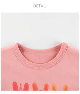 Détail de l'encolure du t-shirt rose avec coutures solides et motif oreilles de lapin