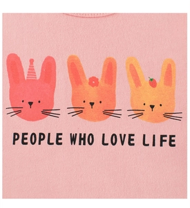 Détail d'un t-shirt rose pour enfant avec motifs de lapins et texte People Who Love Life