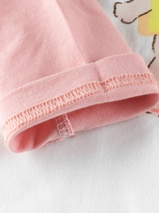 Gros plan sur les coutures doubles des poignets d'un t-shirt à manches longues pour bébé