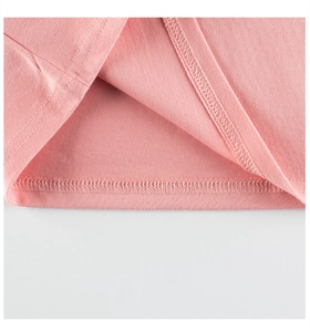 Détail de l'ourlet du t-shirt rose à manches longues avec finitions à double couture