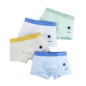 Detail von vier atmungsaktiven Jungen-Boxershorts mit Weltraum-Astronautenmotiven