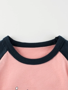 Maglietta raglan a maniche lunghe per bambina in cotone rosa e blu navy rifinita