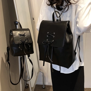 Schwarzer minimalistischer Lederrucksack mit Schleifen-Detail in zwei Größen im Vergleich