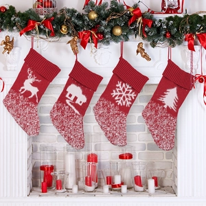 Vierteiliges Set rot-weiße gestrickte Nikolaustiefel mit Rentier- und Schneeflockenmustern