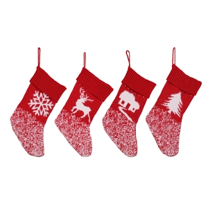 Set mit vier roten gestrickten Weihnachtssocken mit Schneeflocken und Rentier Motiven