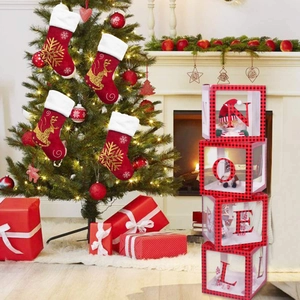 Detalle de calcetines navideños rojos con bordado de reno y cajas decorativas NOEL de regalo