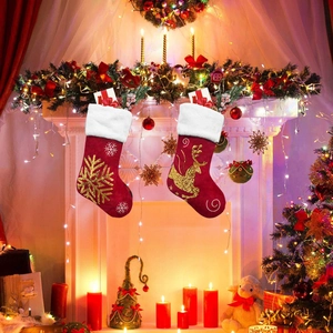 Detalle de calcetines navideños con bordado de reno dorado y ribete de piel sintética