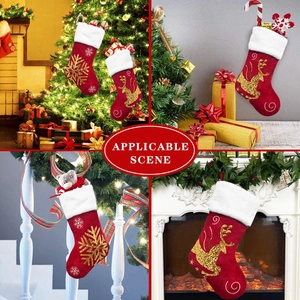 Calcetines navideños de terciopelo con bordado de renos en varias escenas festivas del hogar