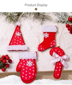 Nahaufnahme roter Holz-Weihnachtsanhänger mit Sternen und Strass auf Kunstschnee