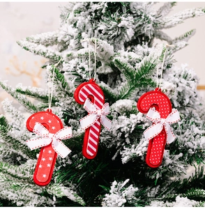 Dreiteiliges Set Zuckerstangen-Anhänger mit roten Schleifen an verschneiten Tannenzweigen