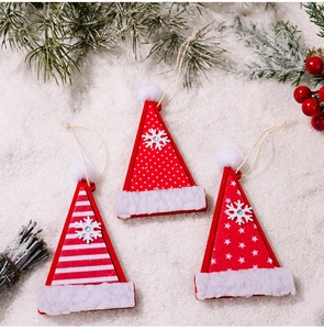 Detailansicht roter Weihnachtsmützen-Anhänger aus Holz mit weißen Schneeflocken und Strass