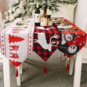 Detail der Weihnachts-Tischläufer mit festlichen Drucken, Karo und roten Quasten