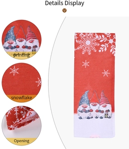 Detailweergave van rode jute kerstwijnfleshoezen met sneeuwvlokken en kabouterprints