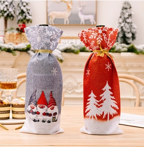 Detail van kerstwijnfleshoezen met kabouter- en sneeuwvlokpatronen op een gedekte tafel