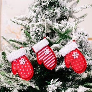 Rote Weihnachts-Handschuhanhänger aus Filz mit Schneeflocken am verschneiten Baum, 3er-Set
