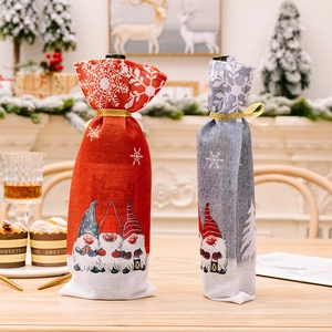Kerst wijnfleshoezen met gnomen en sneeuwvlokken van rood en grijs linnen voor decoratie