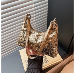 Gros plan des paillettes dorées scintillantes sur le sac à main avec fermeture éclair