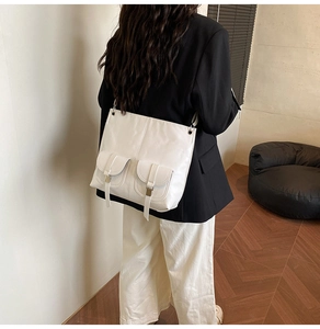 Schicke weiße Lederschultertasche mit Doppeltaschen zum modischen Business-Outfit
