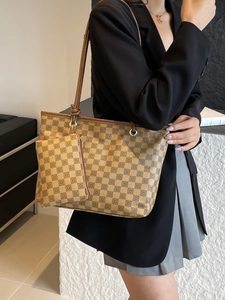 Grande borsa shopper a scacchi in due pezzi con pochette coordinata e manici in pelle