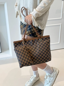 Set borsa tote a scacchi marroni con pochette coordinata e tracolla di classe