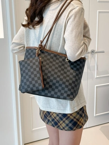 Borsa tote a scacchi con pochette coordinata e manici in pelle marrone moda