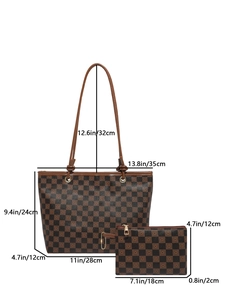 Set borsa tote e pochette a scacchi marroni con dimensioni su uno sfondo bianco puro