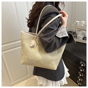 Dettaglio della trama di paglia a V e del cinturino in pelle beige della borsa