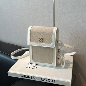Mini sac à bandoulière bicolore en toile beige et cuir avec fermoir trèfle chic
