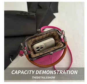 Εσωτερική όψη της ροζ υφασμάτινης τσάντας με χώρο για smartphone και πορτοφόλι