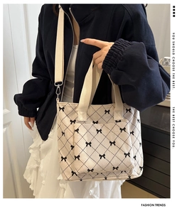 Vue détaillée du sac cabas en velours côtelé crème avec motifs losanges et nœuds