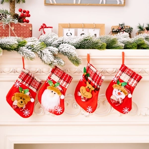 Lot de 4 chaussettes de Noël avec Père Noël, bonhomme de neige et renne 3D sur cheminée