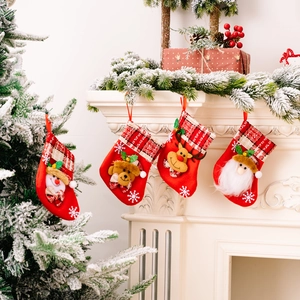 Lot de 4 chaussettes de Noël rouges avec Père Noël et bonhomme de neige sur cheminée