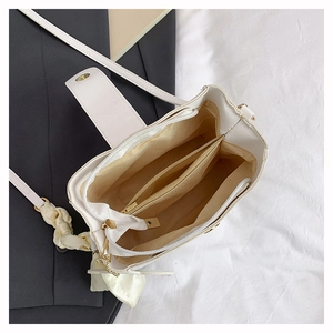Détail de l'intérieur du sac en cuir blanc avec trois compartiments de rangement séparés
