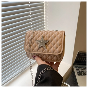 Dettaglio della mini borsa trapuntata con fibbia in metallo a stella di strass