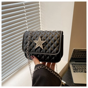 Dettaglio mini borsa a catena trapuntata nera con stella in strass argento lucido