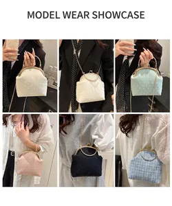 Bolso de noche de lunares con cadena mostrado en varios colores sobre modelo
