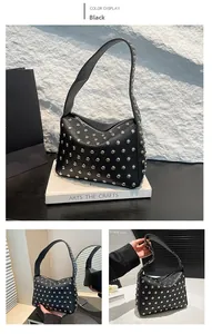 Détail d'un sac à bandoulière noir à rivets avec clous argentés punk et cuir grainé