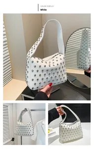 Vues détaillées d'un sac hobo blanc avec rivets argentés punk et large bandoulière