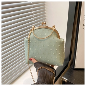Détail du sac vintage vert menthe avec broderie à pois et fine bandoulière dorée