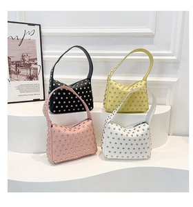 Sacs à main demi-lune à rivets en noir, jaune, rose et blanc sur marches blanches