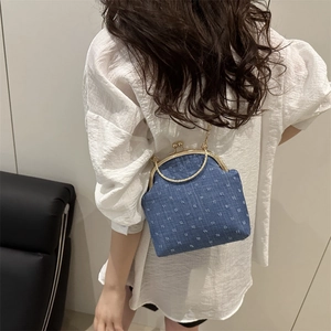 Sac à bandoulière bleu texture denim avec détails dorés et motif à pois élégant